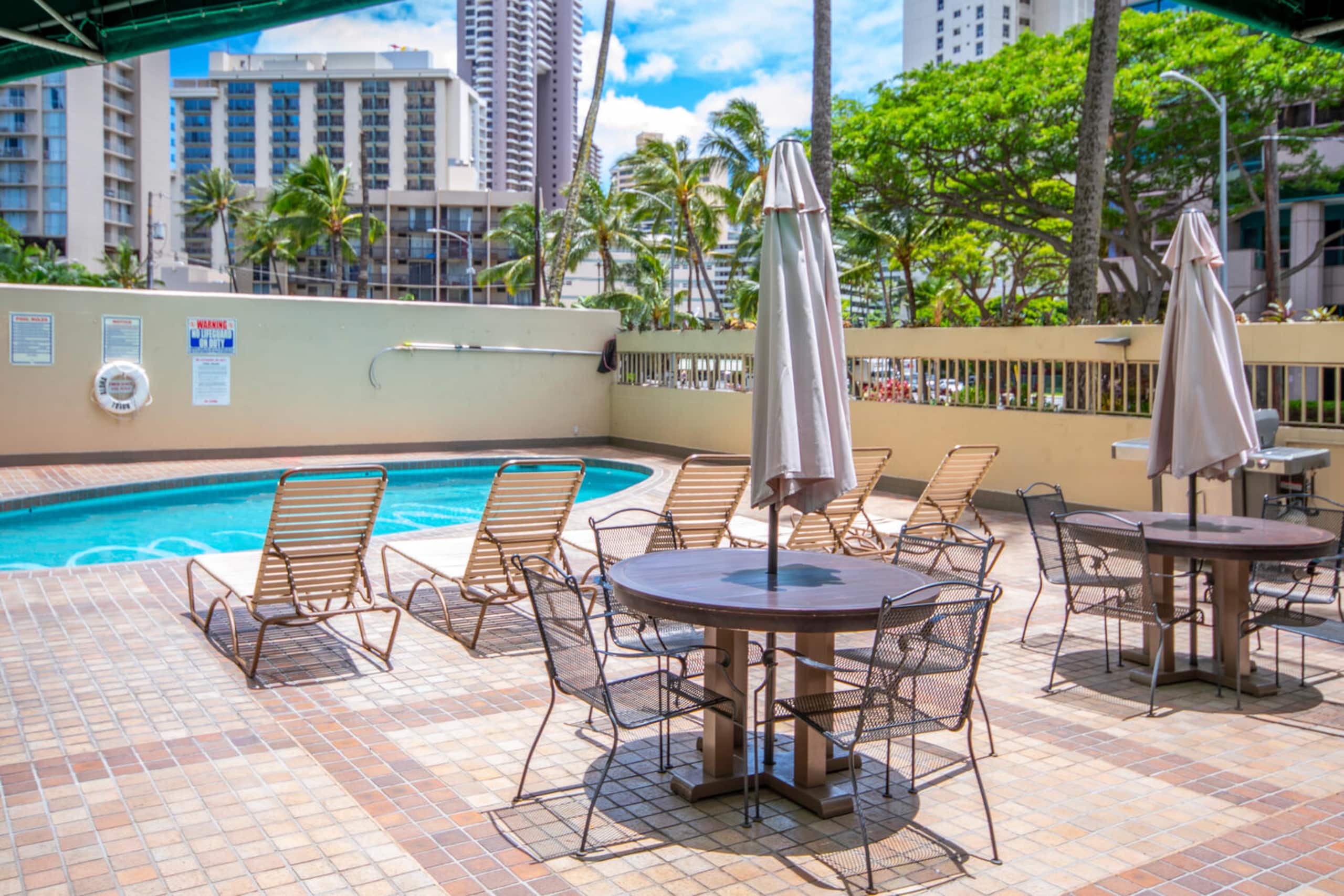 Condo in Honolulu · ★4.63 · 2 bedrooms · 4 beds · 1 bath - Image 42