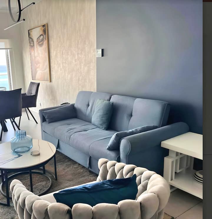  freshly upgraded living space where the vibrant energy of Aruba meets contemporary elegance. As soon as you enter, be captivated by the exquisite wall art, a masterpiece that echoes the island's lively spirit. Our walls, adorned with chic, patterned