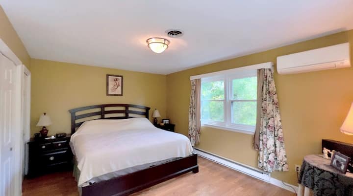 غرفة نوم في الطابق الثاني بسرير بحجم كبير