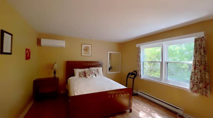 غرفة نوم في الطابق الأول بسرير بحجم كبير