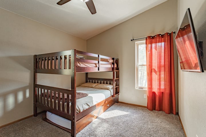 El tercer dormitorio ofrece literas de tamaño completo, con una cama doble extraíble, perfecta para los niños.  También tiene su propia televisión con DishTV. 