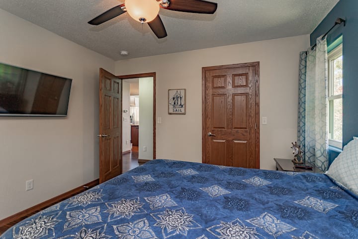 El dormitorio principal ofrece un gran armario y una cama tamaño queen con 2 mesas de noche.  También tiene su propia televisión con DishTV. 