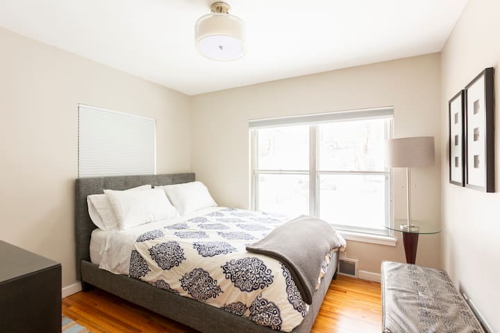 Საძინებელი 2 არის მე-2 სართულზე, სადაც დედოფლის ზომის საწოლი გხიბლავთ, რომ ჩაიძიროთ და მოაგვაროთ თქვენი მზრუნველობა. Სავსე კომოდის უჯრები და დასაკიდი კარადა, რომელიც მზადაა თქვენი გარდერობის მოსაწყობად, რაც საშუალებას გაძლევთ, უბრალოდ განიტვირთოთ და მშვიდად დაიძინოთ