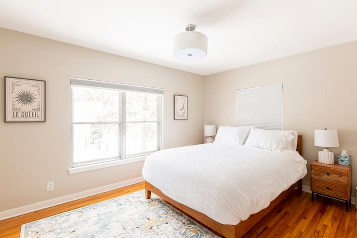 Საძინებელი 1 მდებარეობს მე-2 სართულზე, სადაც გელით რბილი თეთრეული, რომელიც უსაყვარლეს ოცნებებს გპირდებათ. Ორ მყუდრო ტუმბოებს შორის, რომლებიც მორთულია ნაზი ლამპრით, სადაც შეგიძლიათ მოკალათდეთ კარგი წიგნით. 