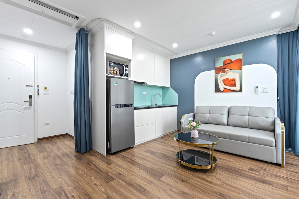 Всекидневна/кухня. Осигурени са прибори за готвене.