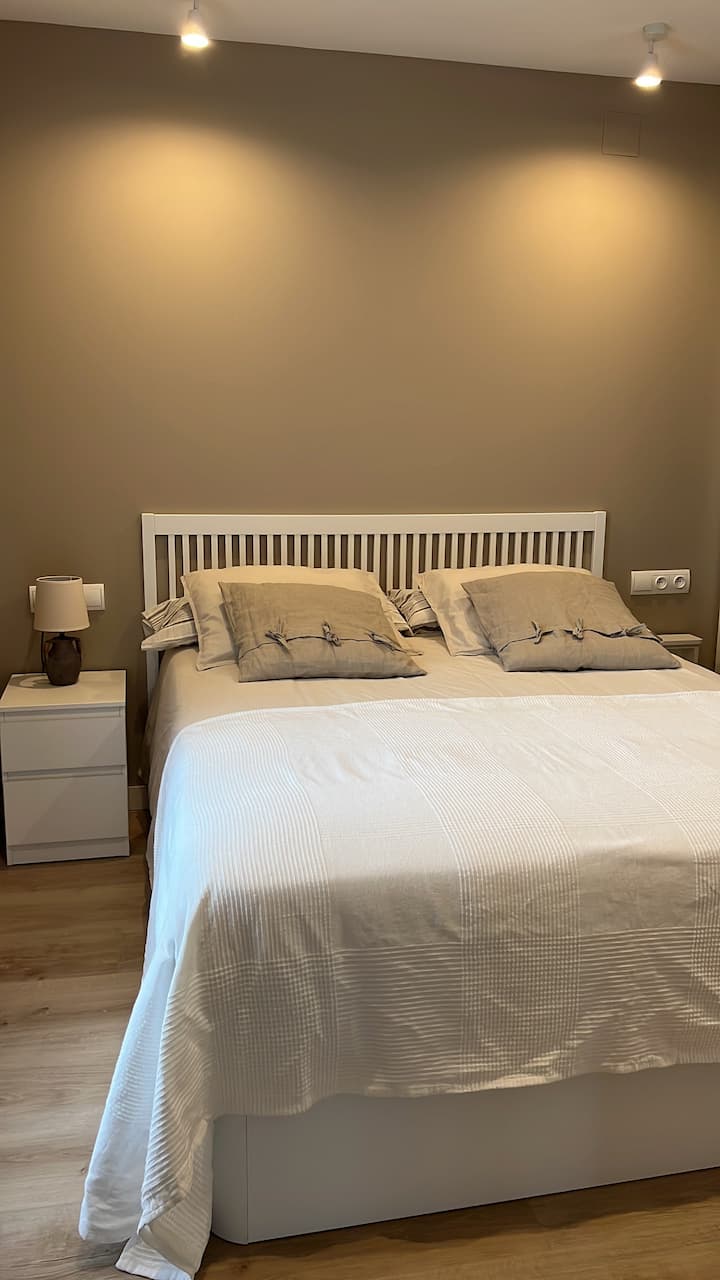 Cama matrimonio . Habitación con cuarto de baño y salida directa al jardín. Posibilidad de tener tv en la habitación.