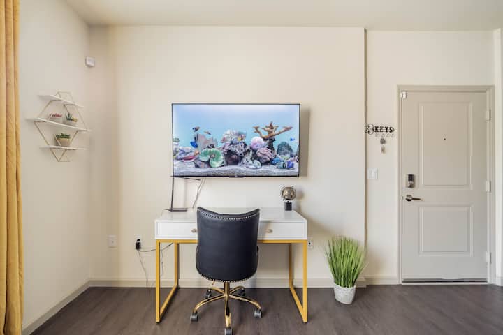 Entire Apt - King Bed Wi-Fi Pool Gym 55" Smart TVs