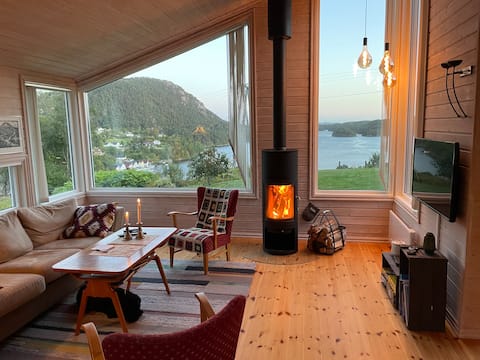 Great cabin with lake views and sunny patio