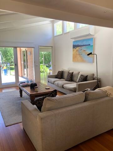 Cheerful 4 bedroom 3 bathroom home with pool gallery image 2