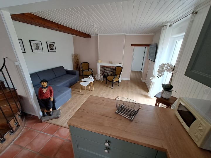 Общ преглед на всекидневната и коридор за достъп до тоалетната