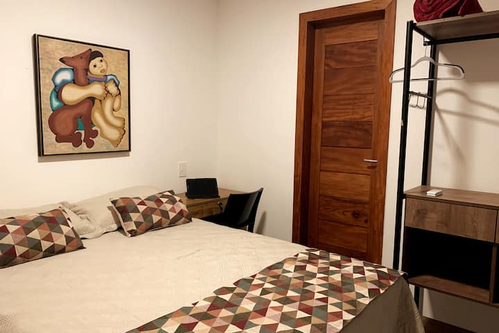 Chumba chenye kitanda cha watu wawili. Vyumba vyote vina eneo linalofaa kwa ofisi ya nyumbani. 