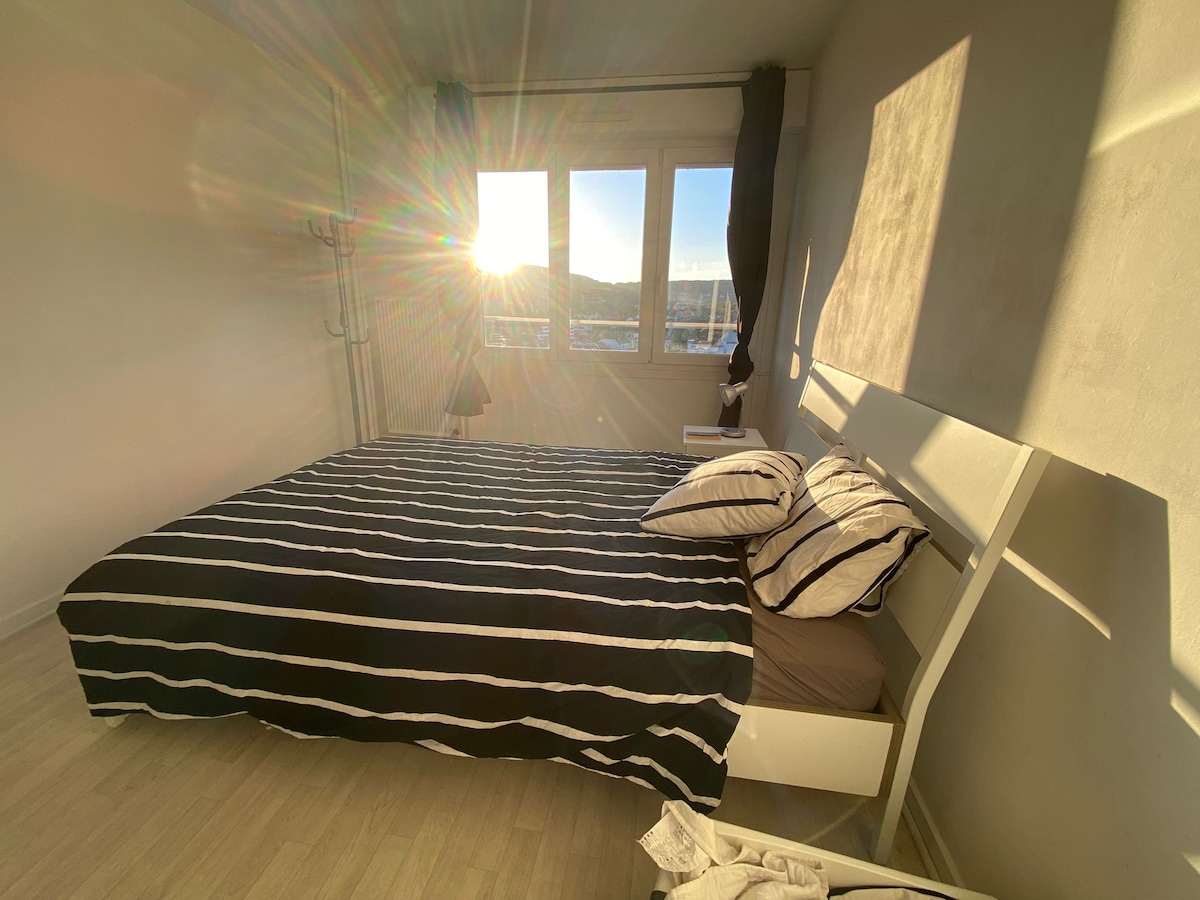 Soba s pogledom na zalazak sunca na Mont Saint Quentinu 