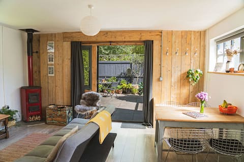 Successful Airbnb property: Cosy ecolodge with free parking near town & beach in Bridport