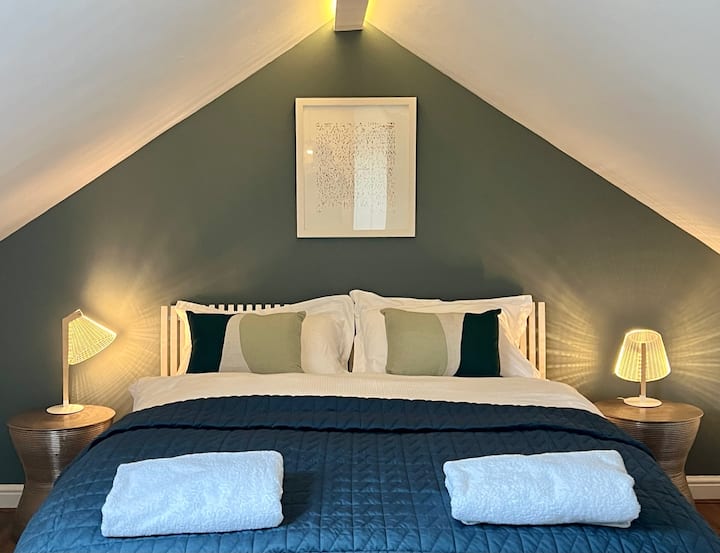 Спалня 3, стая на лофт със самостоятелна площадка, голямо двойно легло, неподходящо за много малки деца.