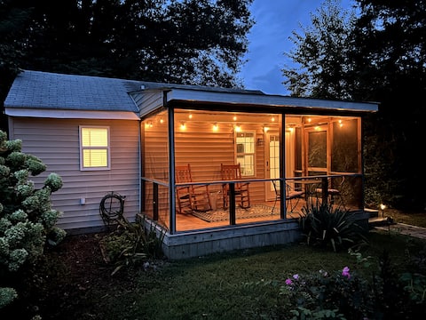 The Little House: Screened Porch + Pasture Views
