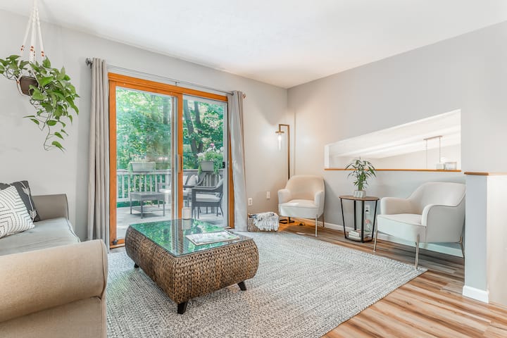 Salon de niveau supérieur qui donne sur la terrasse supérieure donnant sur la grande cour privée.  Parfait pour prendre un café le matin ou se détendre avec un bon livre.