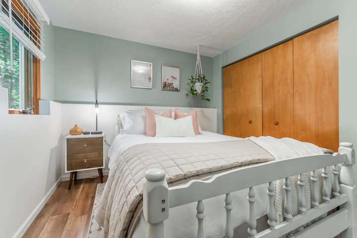 Chambre n °2 à côté du séjour du niveau inférieur.