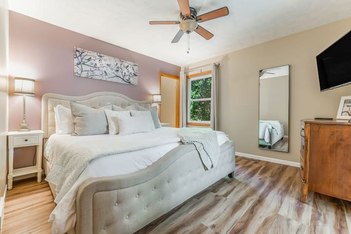 Chambre #1 au niveau supérieur avec un matelas Tempurpurpedic king-size pour une nuit de sommeil incroyable.  Profitez d'un placard et d'une salle de bain principale privée. Télévision 4k avec Netflix, Prime Video, Vudu, Youtube et Chromecast Ultra pour le streaming.