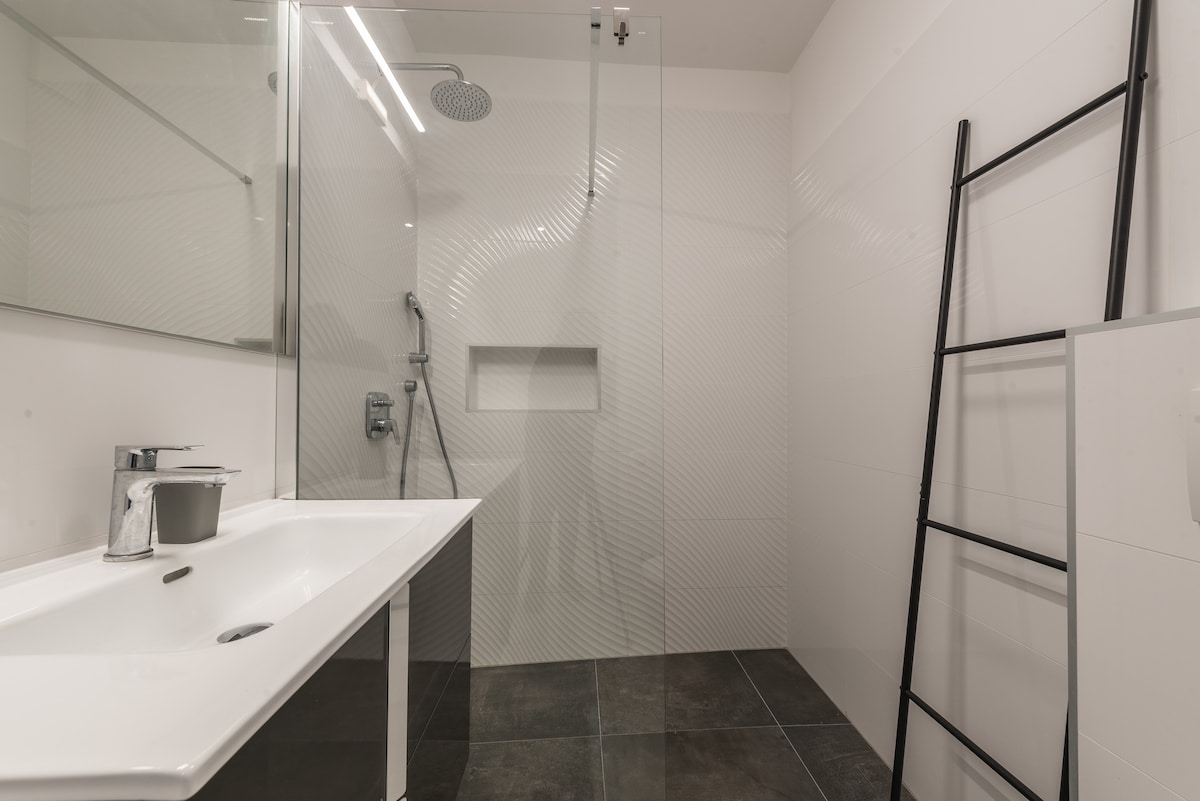 Full bathroom 1 image 2 at Apartment Festini – Spacious apartment in central Pag in Pag