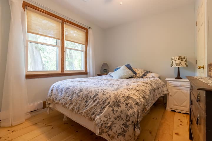 Спална соба со поглед кон шума, брачен кревет (широк 180-220