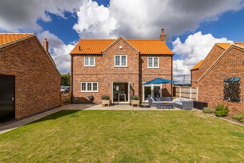 Luxurious 3 Bed Detached Home with Hot Tub