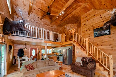 “Wooded Bliss” Cabin - Pet Friendly!