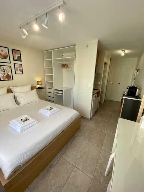 Top performing Airbnb: Fully equipped studio 100 m from the metro in Lyon 3e Arrondissement