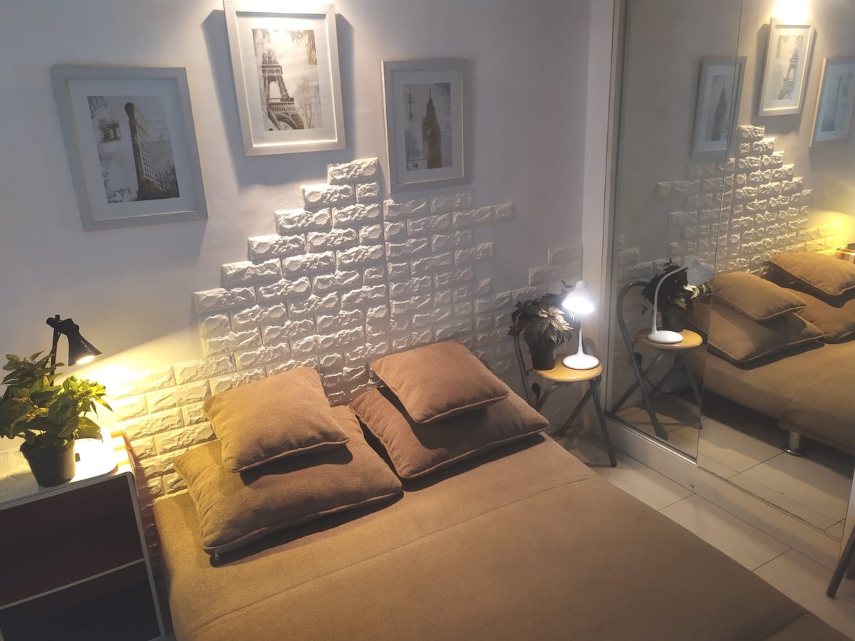 Кауч на спуштање се претвора во удобен кревет