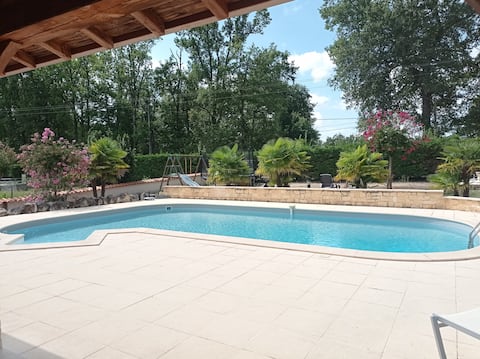 4* cottage with pool and relaxing setting!