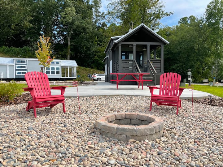 Tiny home w/ view, covered outdoor patio, fire pit Tiny houses for