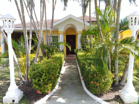 A House in El Paraiso