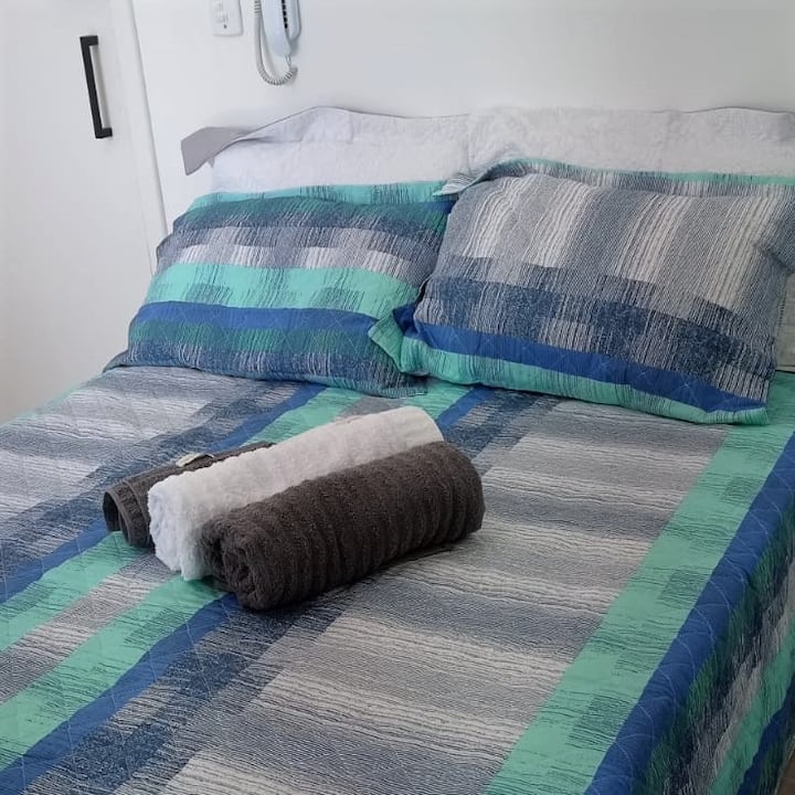 kitanda cha watu wawili, taulo na mashuka yote