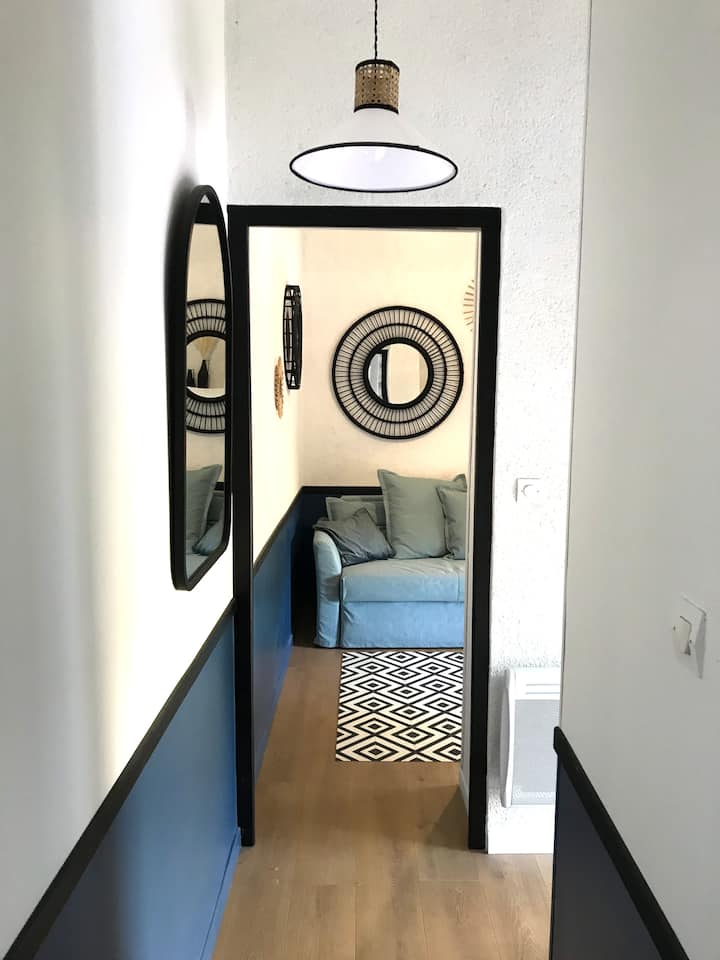 Couloir menant au petit salon 
