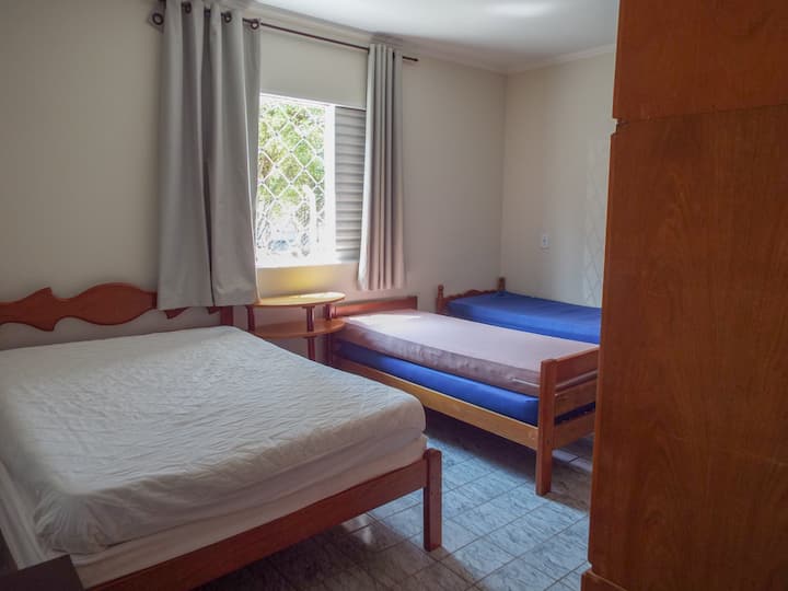 غرفة نوم أكبر 1 سرير مزدوج و 3 أسرّة مفردة