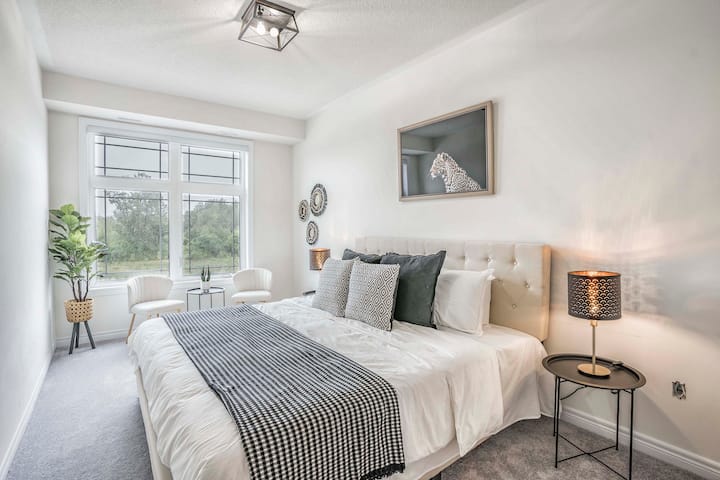 ห้องนอนหลักพร้อมพื้นที่นั่งเล่น