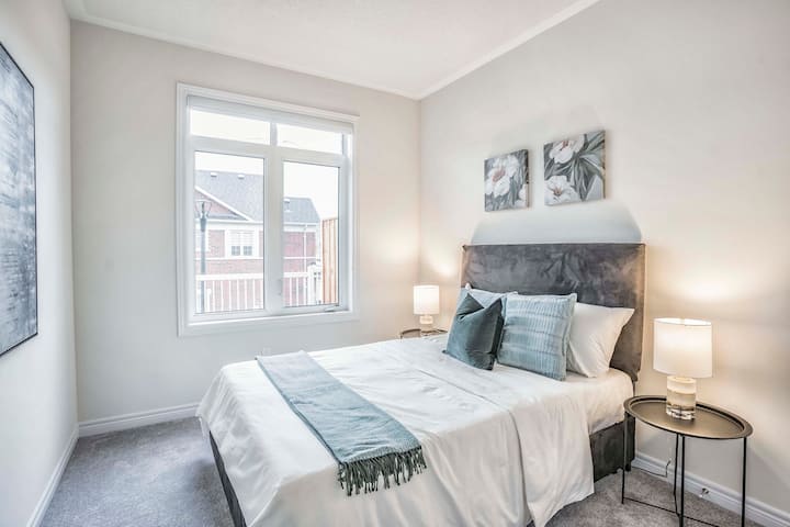 ห้องนอน 3 พร้อมหน้าต่างและตู้เสื้อผ้าขนาดใหญ่