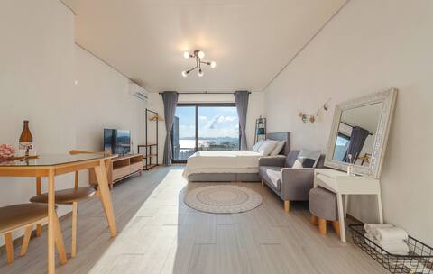 Shamu- Superior room where you can watch the green waters of the Namhae in bed