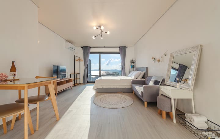 Shamu- Superior room where you can watch the green waters of the Namhae in bed