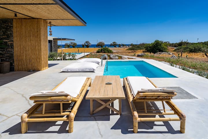 Avronia – Akra Grammeno Beachfront Villa with pool