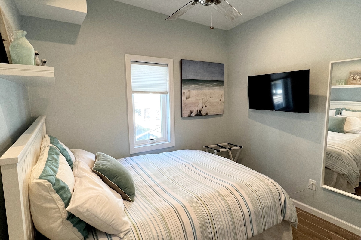 1st Floor Bedroom #1 - Queen Bed