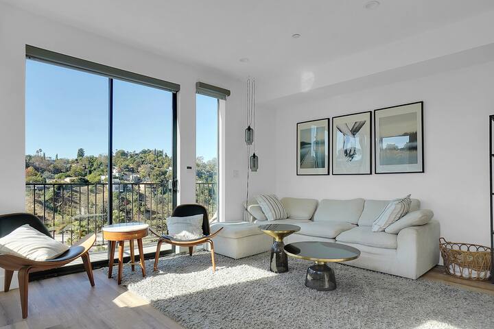 Luxury hilltop retreat, majestic views and hot tub gallery image 4