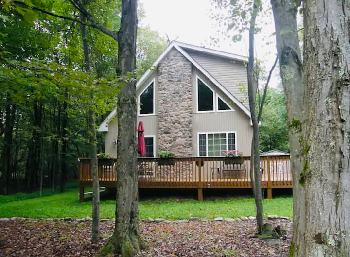 Chalet in Poconos w/Hot Tub, Sauna, nearby Skiing Chalets for Rent in