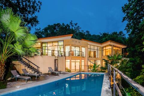 Private 5 Bedroom Home with Pool!
