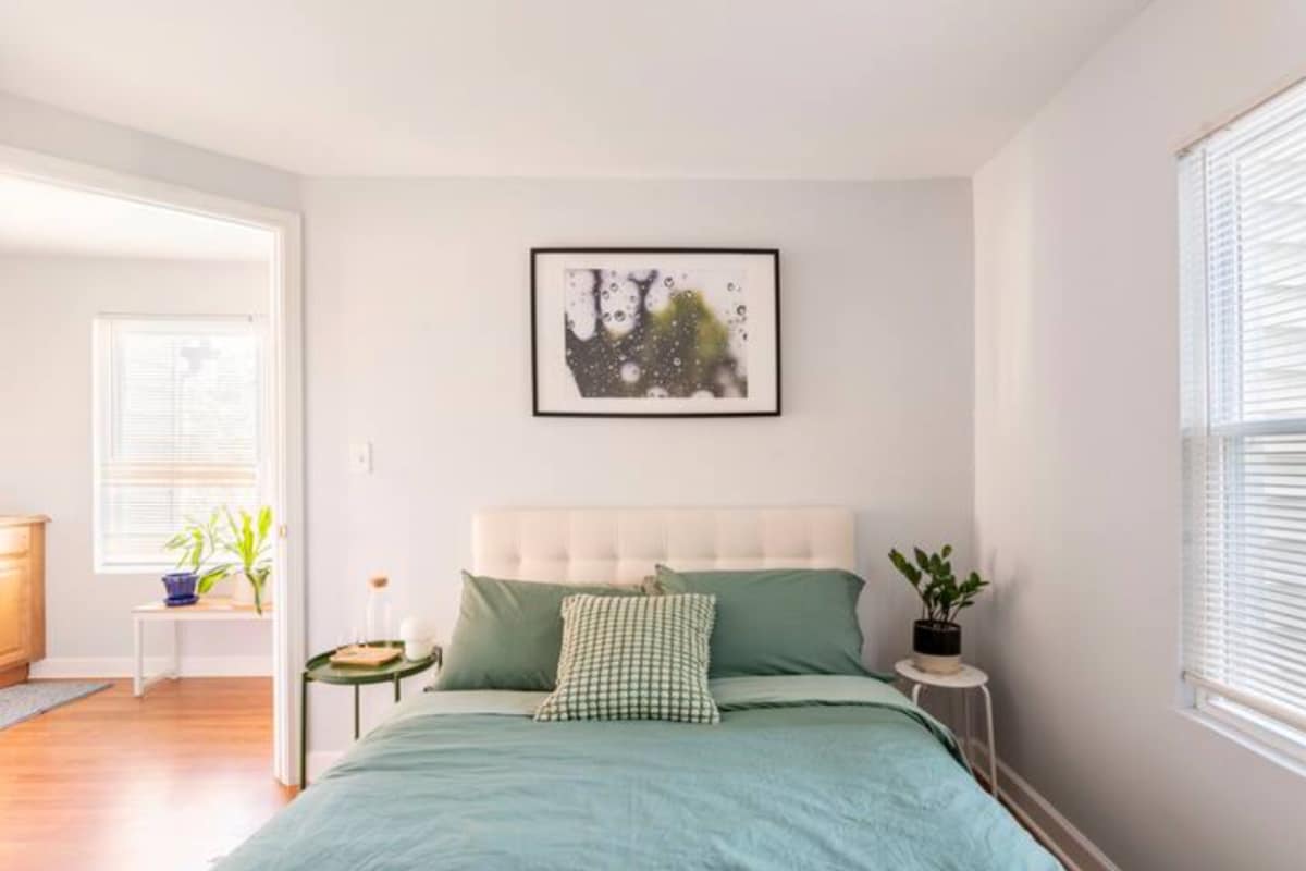 Udoban krevet, TV u spavaćoj sobi i poseban radni stol. 