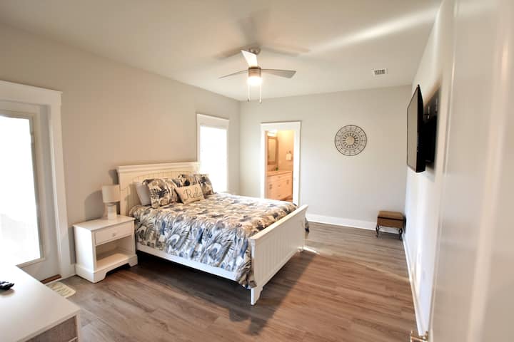 Main Bedroom with en suite bath