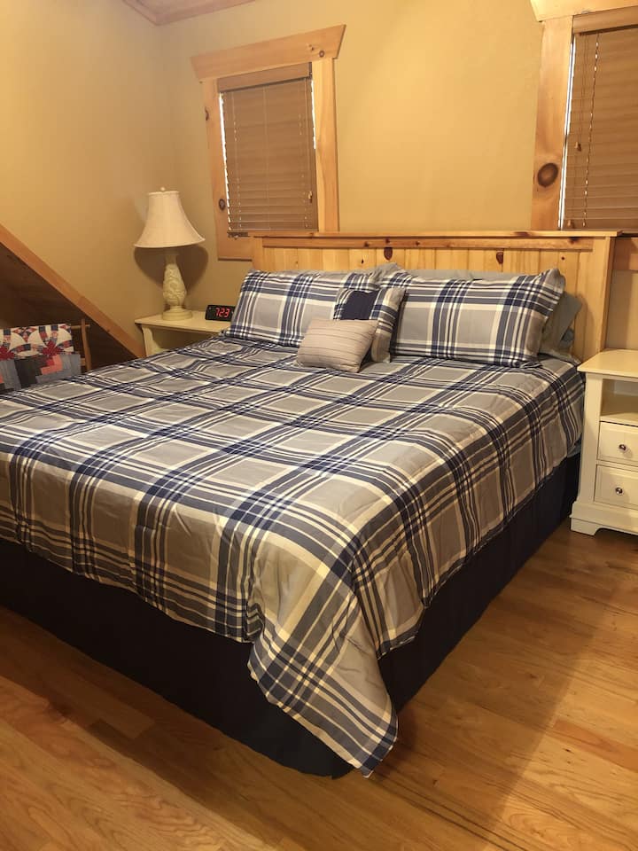 غرفة نوم بسرير كبير في الطابق