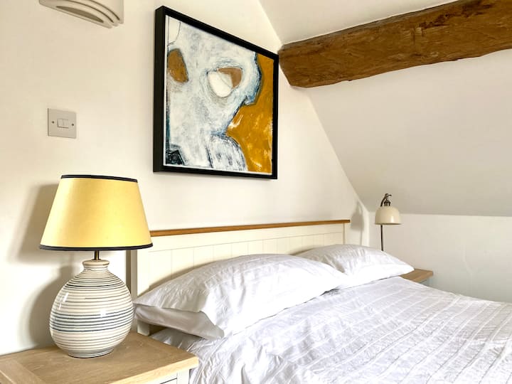 Добре дојдовте во спалната соба. Пространа удобност; надземно и ѕидно осветлување за атмосфера и светилки за читање.   Супер удобен ортопедски душек со кралска големина. Свежа памучна постелнина, јорган од пердуви и перници.  Шишиња со топла вода и удобни ќебиња во зима!