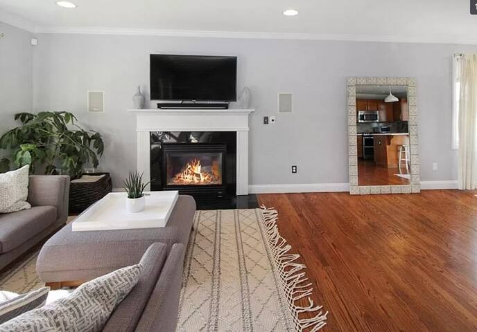 Modern Seaside Stay: Walk to Beach & Explore Newp gallery image 2