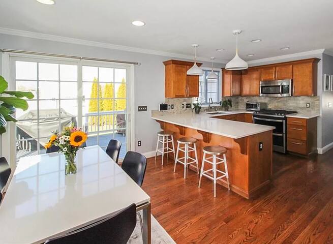 Modern Seaside Stay: Walk to Beach & Explore Newp gallery image 4