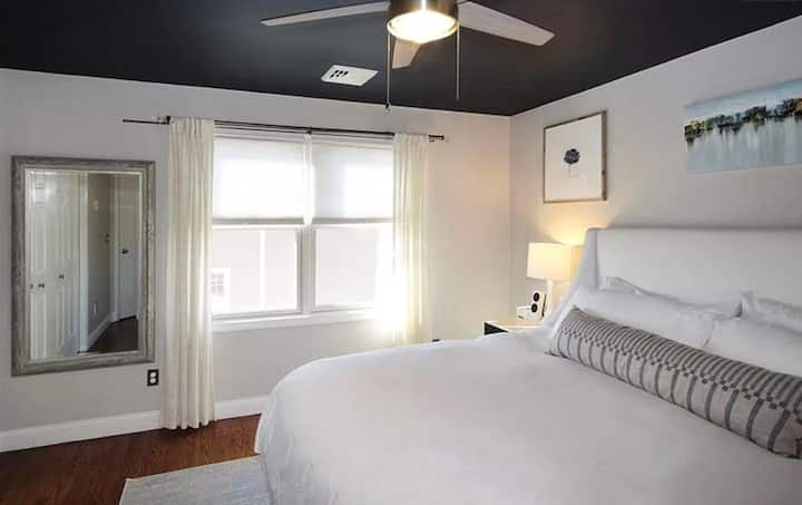 غرفة نوم بسرير كبير وحمام خاص ملحق